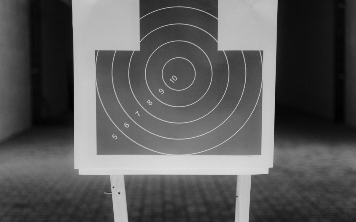 Shooting target with a group — mean radius vs group size